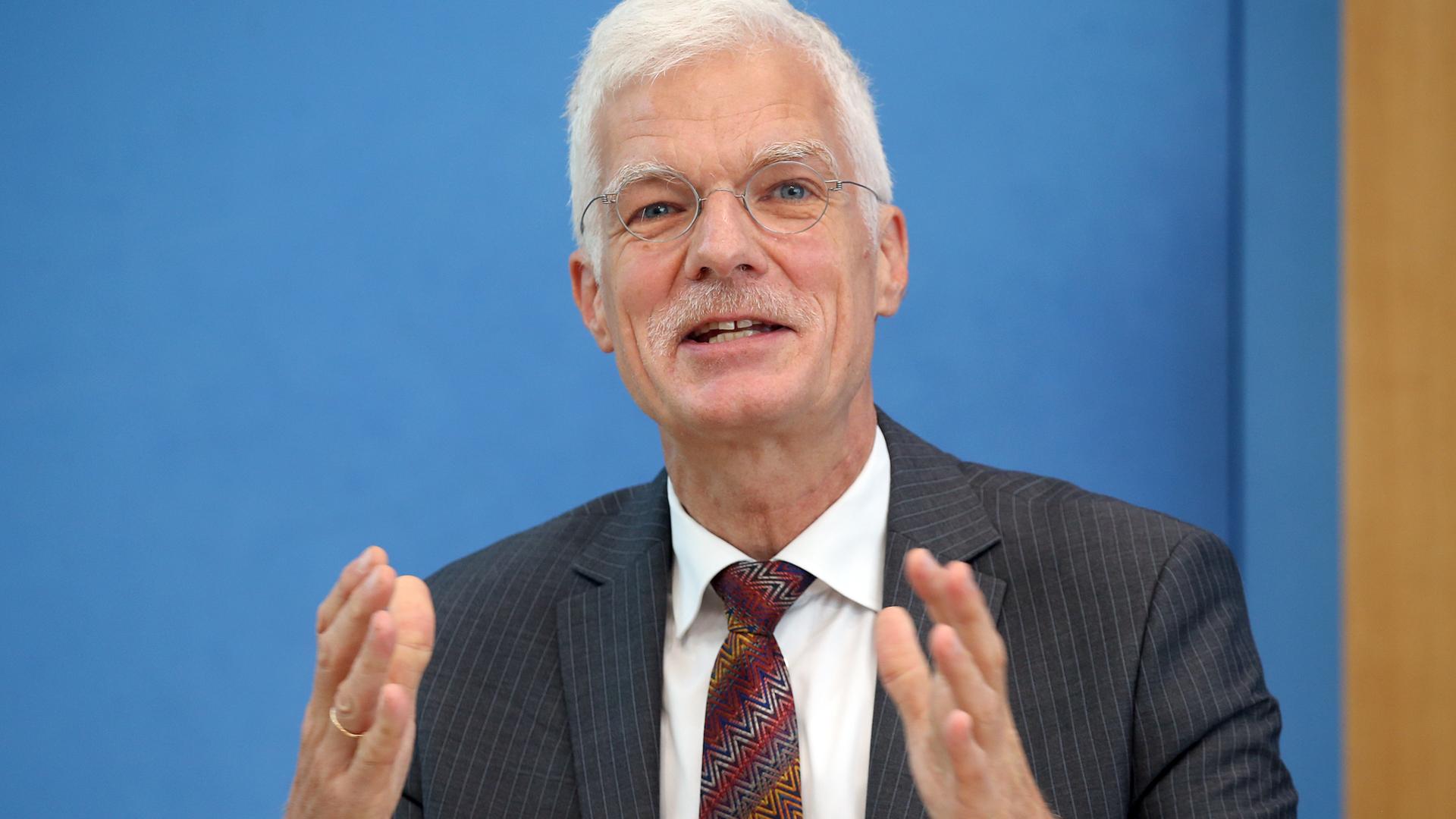Andreas Schleicher, OECD-Direktor für Bildung und Kompetenzen, spricht bei der Vorstellung einer Studie vor der Bundespressekonferenz. 