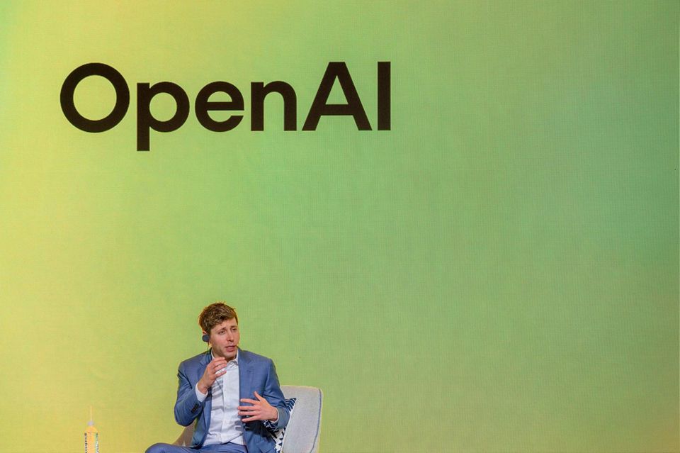OpenAI Der ChatGPT-Entwickler gehört zu den wertvollsten KI-Unternehmen und wurde zuletzt wiederholt mit Börsenplänen in Verbindung gebracht. Insidern zufolge könnte OpenAI dabei mit bis zu einer Billion Dollar bewertet werden – fast doppelt so hoch wie die aktuelle Bewertung. Das Unternehmen um Firmenchef Sam Altman (Foto) widersprach jüngst jedoch Gerüchten über einen schnellen Gang an die Börse und nannte Wachstum als Priorität. Als möglicher Termin wird frühestens Ende 2026 gehandelt, wahrscheinlicher dürfte 2027 sein. OpenAI hat bereits gewaltige Summen eingesammelt: Zur Finanzierung neuer KI-Rechenzentren verkaufte das Unternehmen unter anderem Anteile im Umfang von rund 100 Mrd. Dollar, beispielsweise an den Chipkonzern Nvidia.