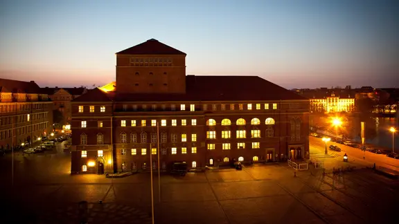 Das Opernhaus in Kiel bei Nacht