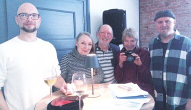 Manuel Kempen (Schlagzeug), Menna Hensmann, Josef (Klavier), Gertrud Kempen sowie Reinhold Kempen (Bass und Gesang) gestalteten gemeinsam die Eröffnung der Foto-Ausstellung im Bürgerhaus.  © Foto: Janssen