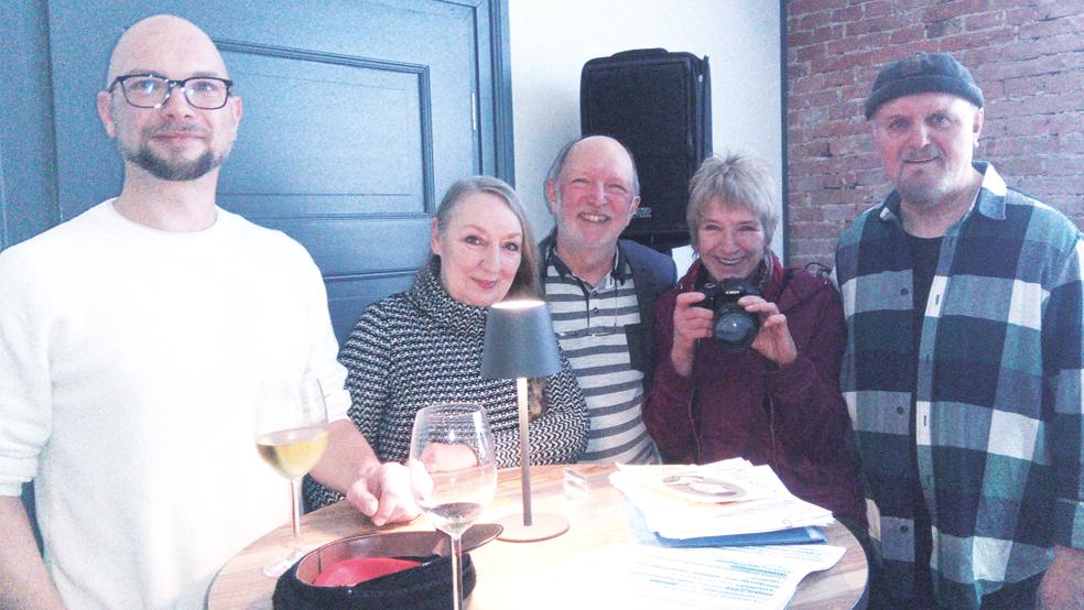 Manuel Kempen (Schlagzeug), Menna Hensmann, Josef (Klavier), Gertrud Kempen sowie Reinhold Kempen (Bass und Gesang) gestalteten gemeinsam die Eröffnung der Foto-Ausstellung im Bürgerhaus.  © Foto: Janssen