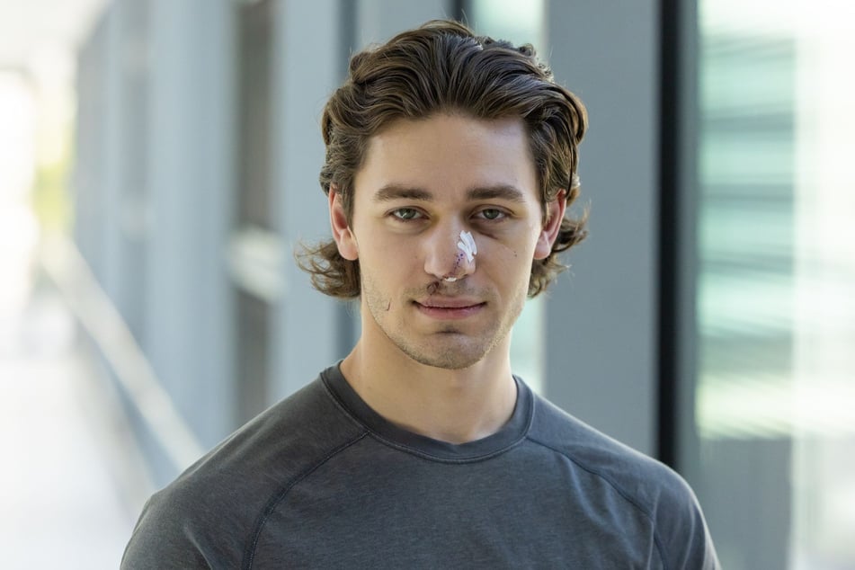 John (damals 20) bei der Nachuntersuchung im Krankenhaus.