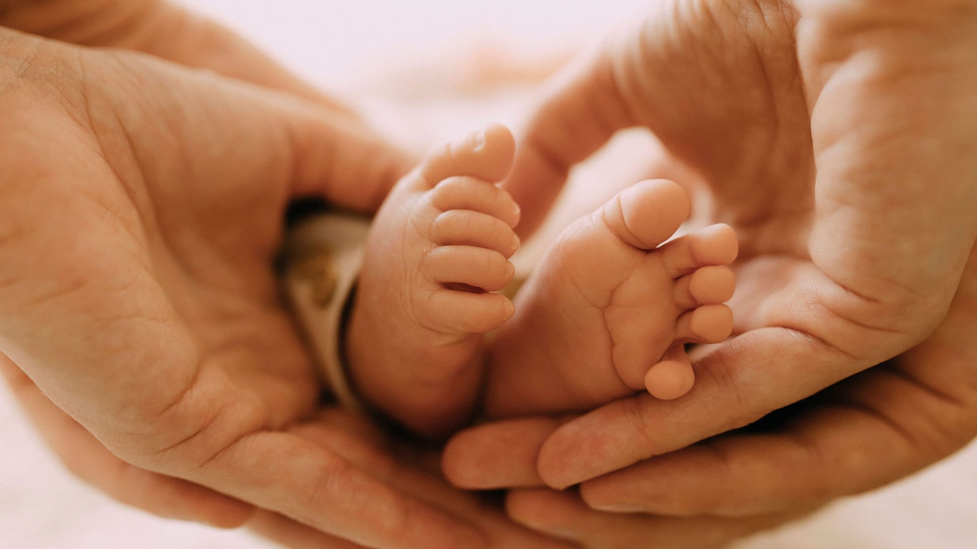 Eltern halten die Füße von ihrem Baby (Symbolbild): In Hannover wurde das erste Neujahrsbaby 2026 um 0.15 Uhr geboren.