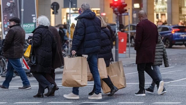 Passanten an einem verkaufsoffenen Sonntag in der Innenstadt (Symbolbild): In Hamburg öffnen die Geschäfte am Sonntag nicht.