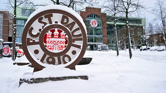 Schnee satt am Millerntor-Stadion des FC St. Pauli