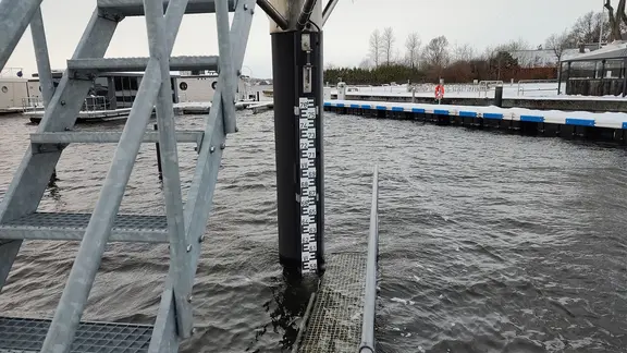 Der Wasserpegel am Stadthafen in Schleswig