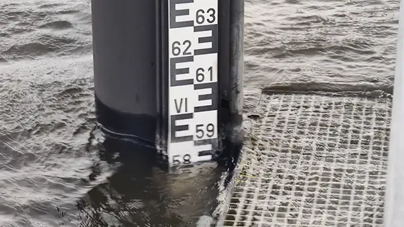 Der Wasserpegel am Stadthafen in Schleswig