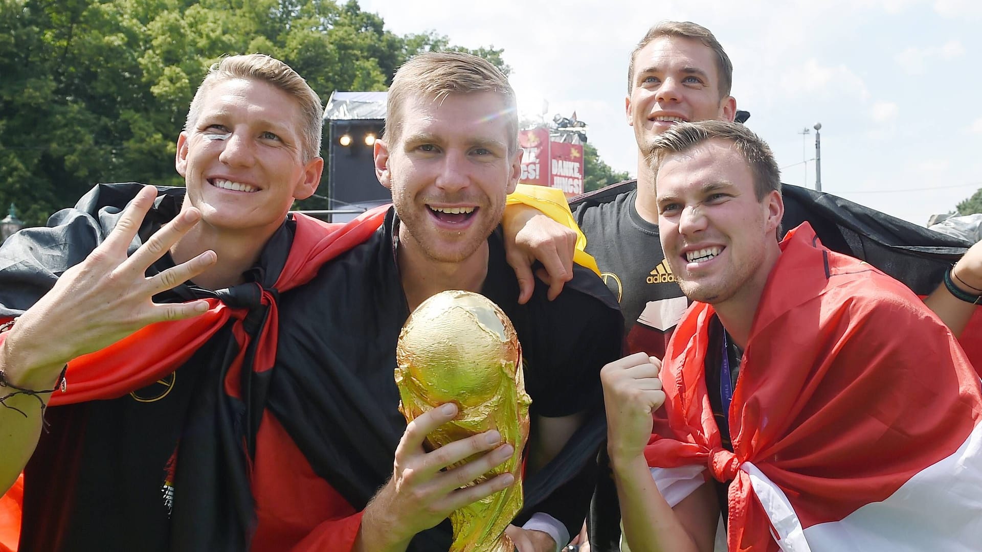 Per Mertesacker (2.v.l.) hält den WM-Pokal (Archivbild): Der Weltmeister von 2014 legt seinen Job im Nachwuchs des FC Arsenal nieder.