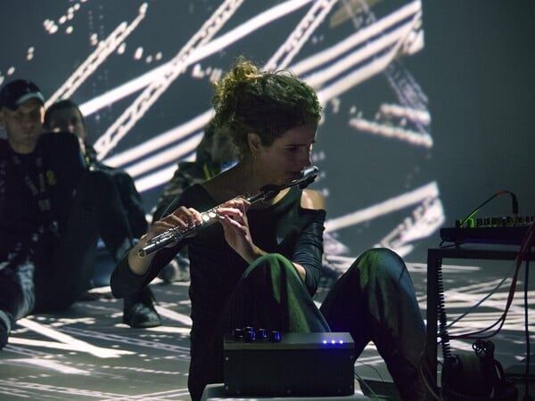 Die Künstlerin Elisa Visca bei ihrer Performance "205B", die sie im Rahmen des Events "Echoes Of Synthesis" im Dezember 2025 in Berlin aufführte. Visca studiert Sounds Studies an der UdK.Bildrechte: Creative Commons CC BY-ND, (c) Kathrin Scheidt