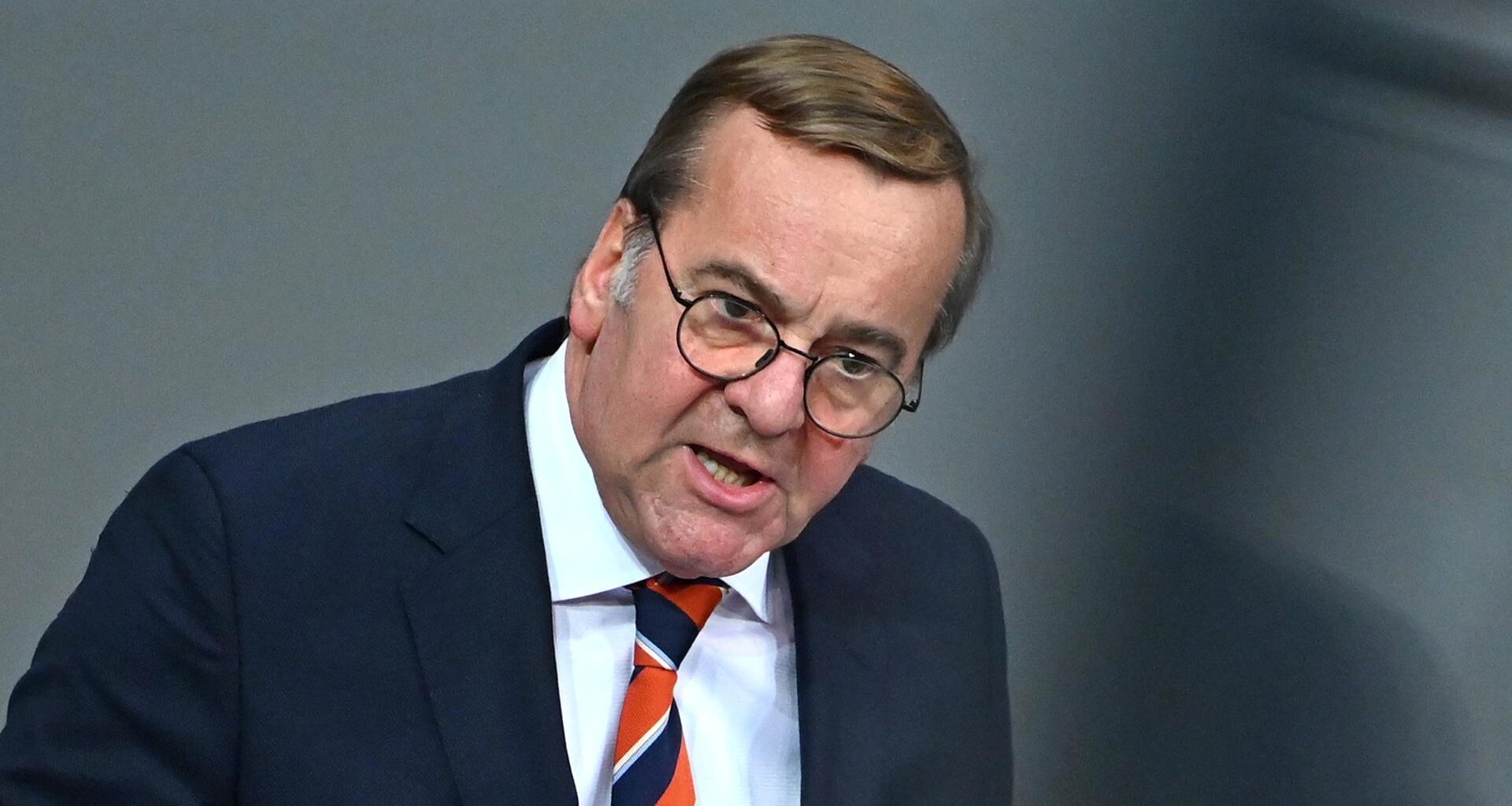 Boris Pistorius spricht in der Generaldebatte im Bundestag zum Haushalt.