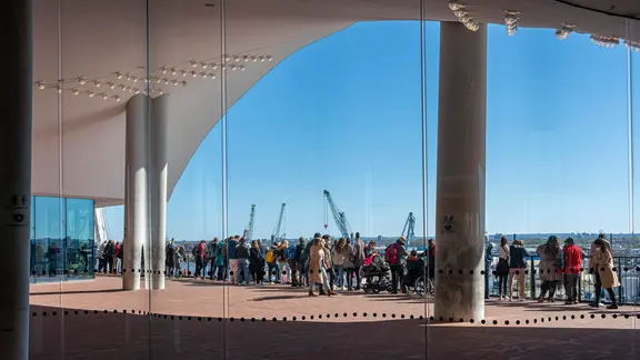 Besucher auf der Plaza der Elbphilharmonie in Hamburg.