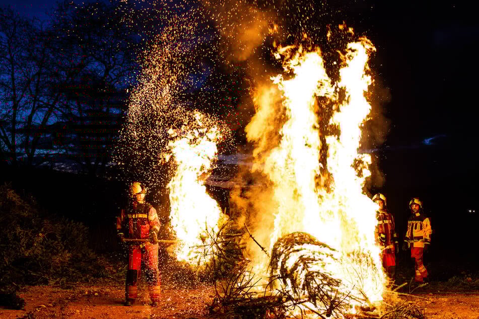 In einigen Orten Sachsens verbrennt auch die Freiwillige Feuerwehr die Bäume.