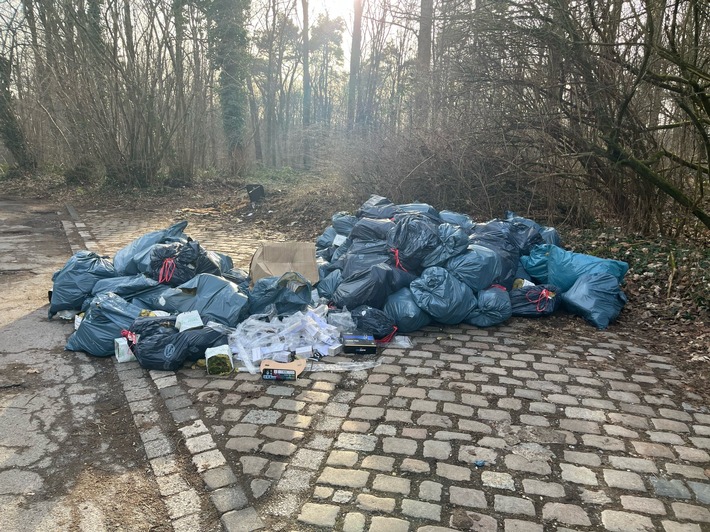 POL-E: Mülheim an der Ruhr: Überreste einer Cannabisplantage auf Parkplatz entsorgt - Zeugen gesucht