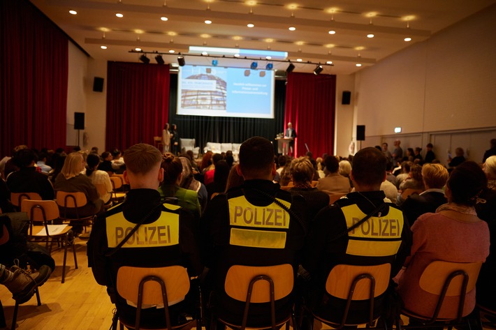 POL-H: "DU.ICH.DEMOKRATIE" - Pilotprojekt zur Demokratieförderung an Hannovers Schulen gestartet