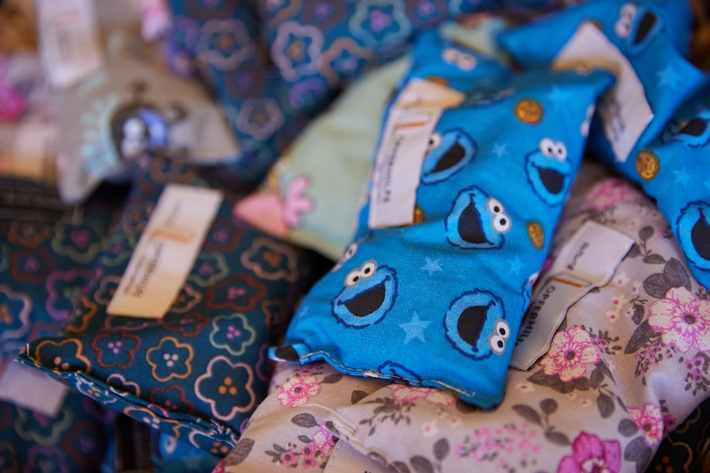 POL-H: Greifbare Entlastung bei Vernehmungen: Stiftung Opferhilfe Niedersachsen übergibt 200 Stresskissen an Polizei Hannover