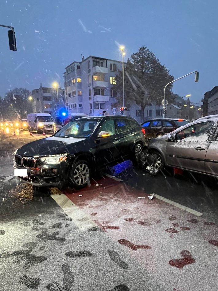 POL-MG: Vorfahrtsmissachtung führt zu Verkehrsunfall - Beifahrerin leichtverletzt