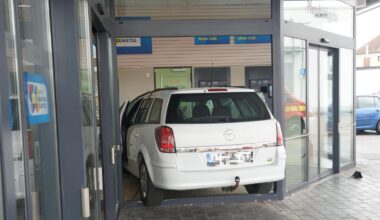 Opel prallt auf der Argenbrücke zweifach gegen Leitplanke