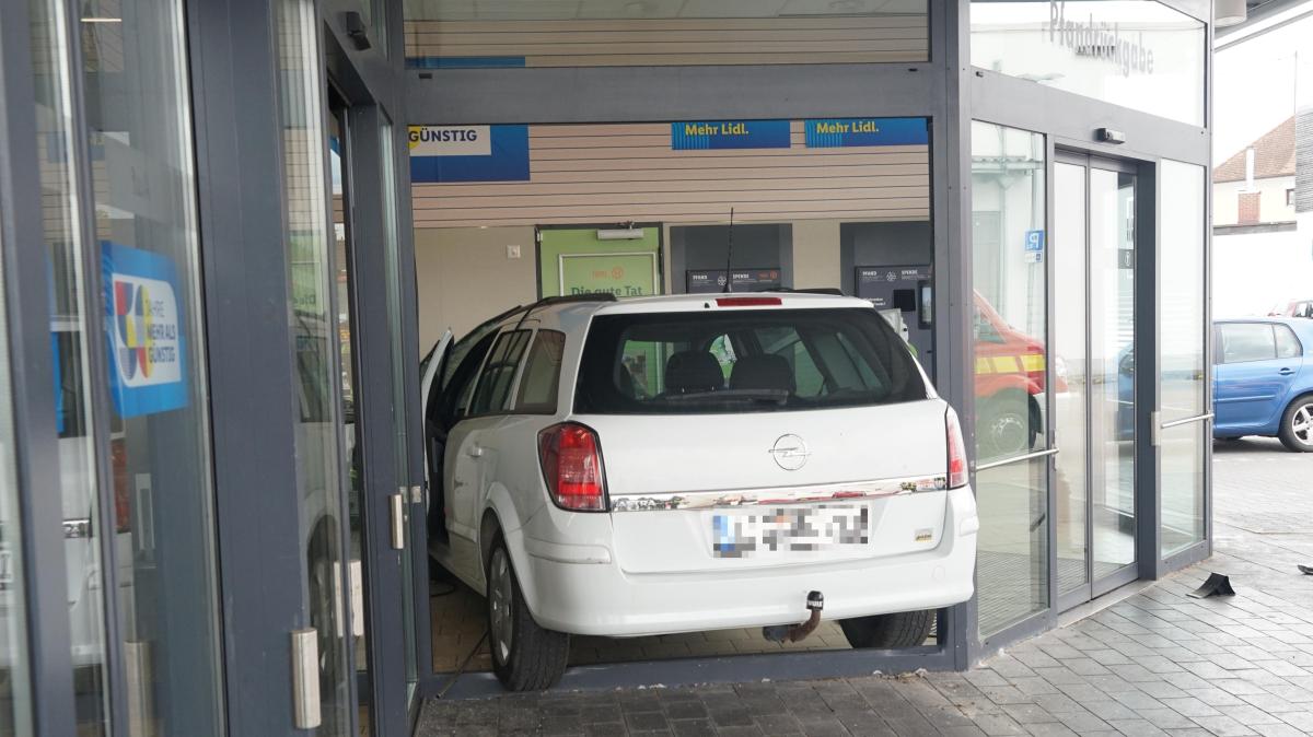 Opel prallt auf der Argenbrücke zweifach gegen Leitplanke