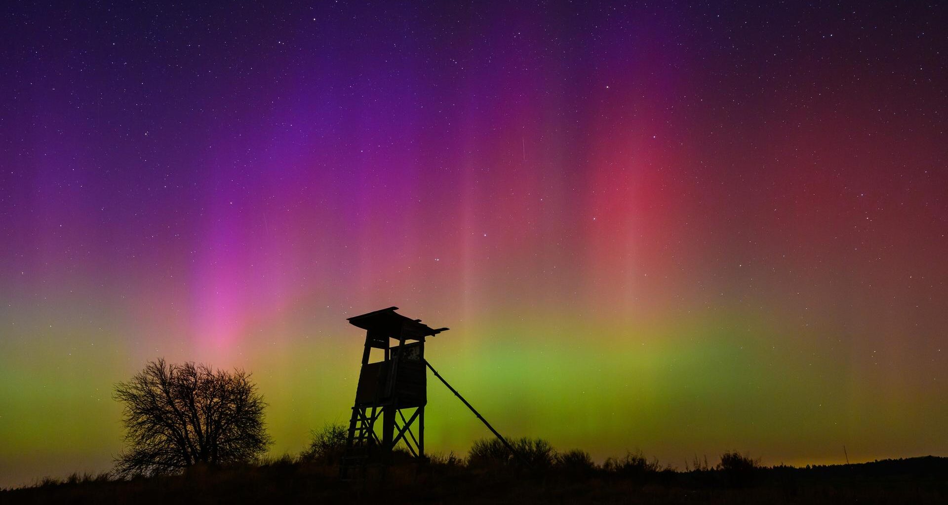 Polar-Lichter machen den Himmel in Deutschland bunt