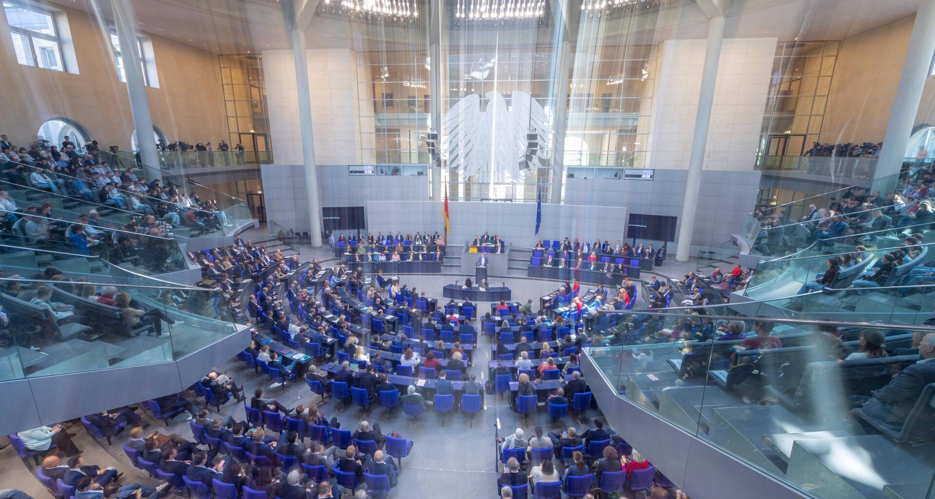 Der Plenarsaal während der Debatte im Bundestag, in der alle Konturen Bewegungsunschärfen aufweisen.