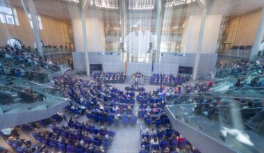 Der Plenarsaal während der Debatte im Bundestag, in der alle Konturen Bewegungsunschärfen aufweisen.