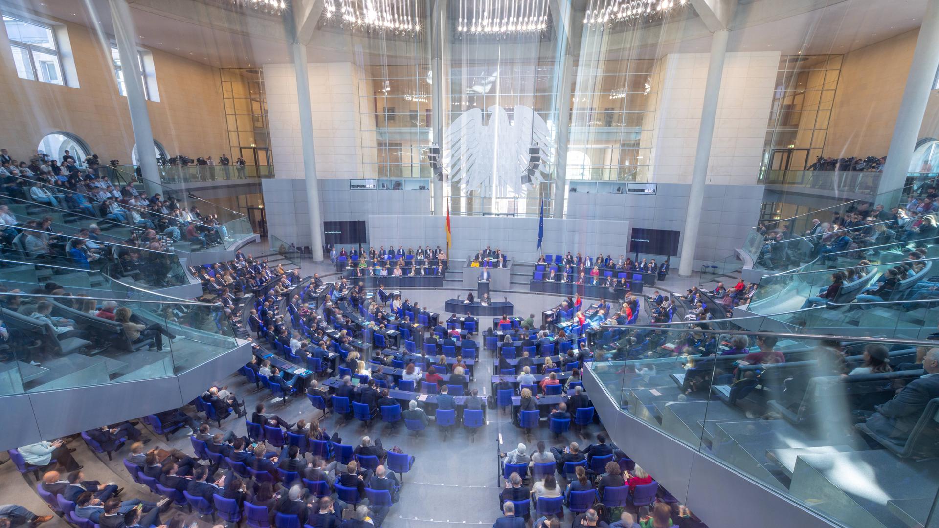 Der Plenarsaal während der Debatte im Bundestag, in der alle Konturen Bewegungsunschärfen aufweisen.