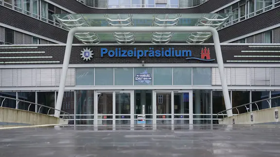 Blick auf den Eingang des Hamburger Polizeipräsidiums. | dpa-Bildfunk, Marcus Brandt Blick auf den Eingang des Hamburger Polizeipräsidiums.