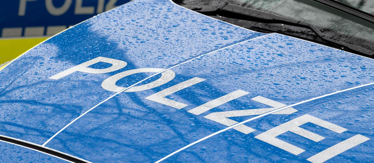 Der Schriftzug "Polizei" auf der Kühlerhaube eines Einsatzfahrzeuges in Brandenburg. | dpa Der Schriftzug "Polizei" auf der Kühlerhaube eines Einsatzfahrzeuges in Brandenburg.