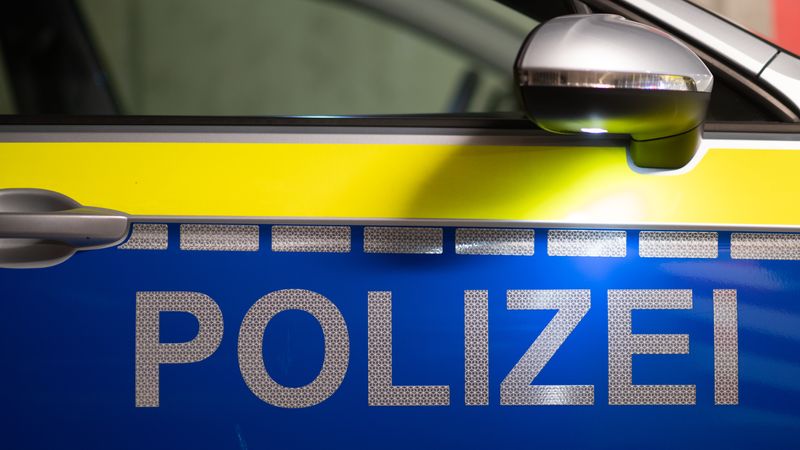 Autofahrer ohne Führerschein rast der Polizei in Karlsruhe davon