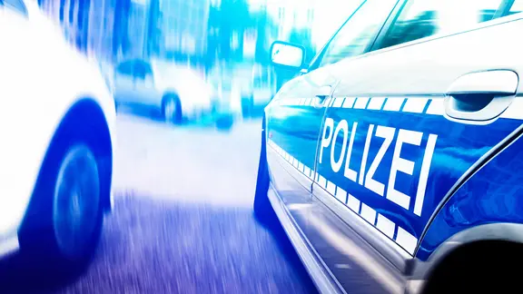 Ein Polizeiauto auf dem Weg zu einem Einsatz.