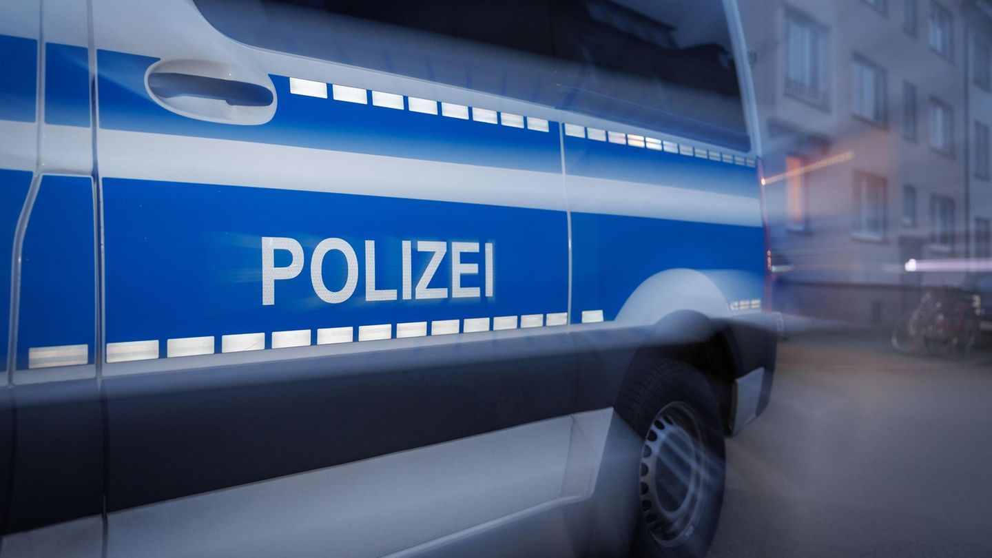 Die Polizei in Osnabrück entfernte Transparente und Gegenstände an der Skulptur sehr schnell
