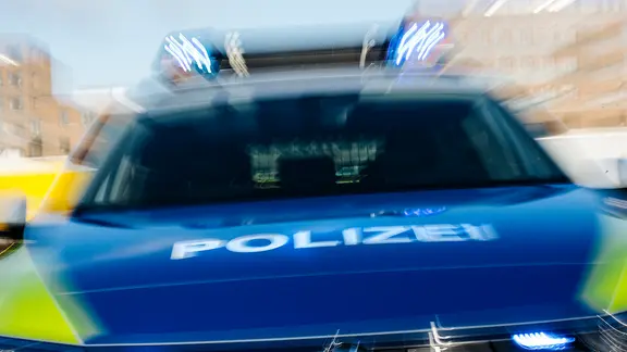 Ein Streifenwagen der Polizei. Eine umgefallene Teekanne verursacht Verkehrsunfall.