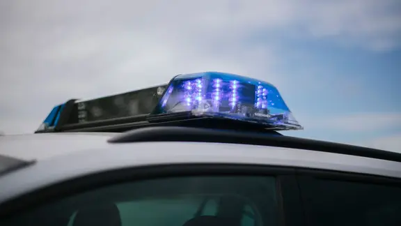 Blaulicht an einem Polizeifahrzeug - Ermittlungen nach Tötungsdelikt in Braunschweig.