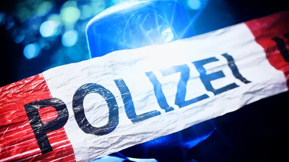 Polizei-Absperrband und Blaulicht, Symbolfoto Polizeieinsatz | picture alliance, Christian Ohde Polizei-Absperrband und Blaulicht, Symbolfoto Polizeieinsatz