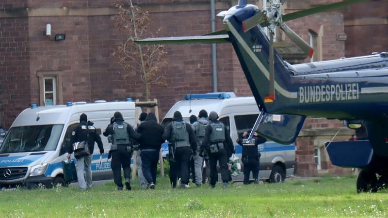 Polizisten bringen mutmaßliche Rechtsextreme zum Ermittlungsrichter am Bundesgerichtshof (Archivbild): Die Bundesanwaltschaft hatte acht mutmaßliche Rechtsterroristen in Sachsen und Polen festnehmen lassen.