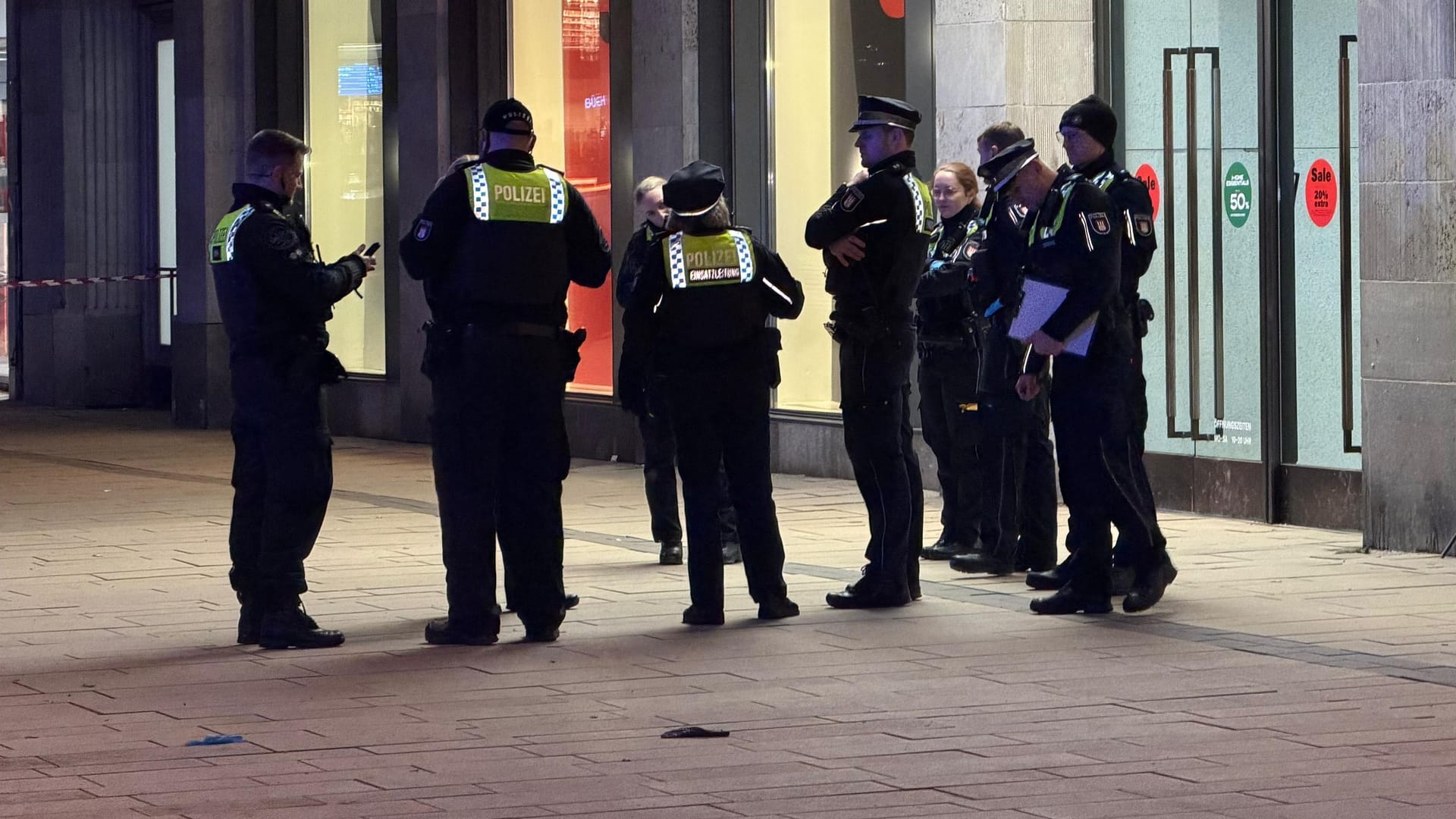 Polizisten stehen vor dem Alsterhaus: Zwei Männer sind dort am Samstag durch Messerstiche verletzt worden. Polizisten stehen vor dem Alsterhaus: Zwei Männer sind dort am Samstag durch Messerstiche verletzt worden.