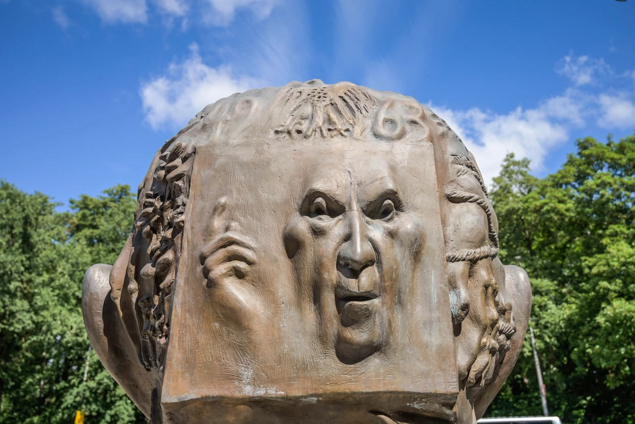 Porträtbüste und historische Bildstele in einem: die Adenauer-Kopfplastik von Hubertus von Pilgrim vor der Konrad-Adenauer-Stiftung in der Berliner Tiergartenstraße