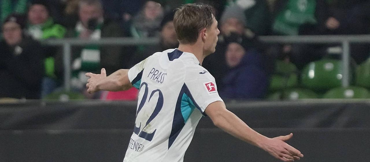  Alexander Prass bejubelt sein Traumtor gegen Bremen