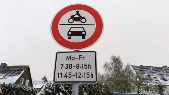 Ein Verkehrsschild in Schulstraße in Preetz.