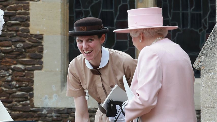 Prinz George spielt am Kinderwagen von Prinzessin Charlotte, während Königin Elizabeth II und Maria Teresa Turrion Borrallo zusehen