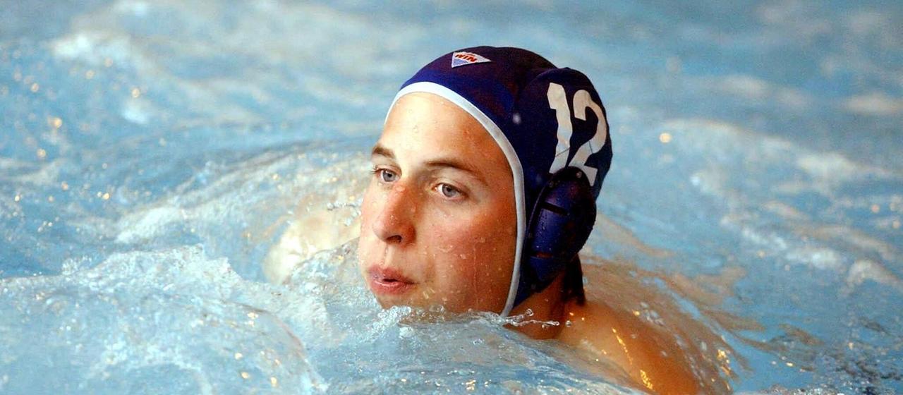 Prinz William gibt sein Wasserpolo-Debüt im Team der schottischen Universitäten 2004