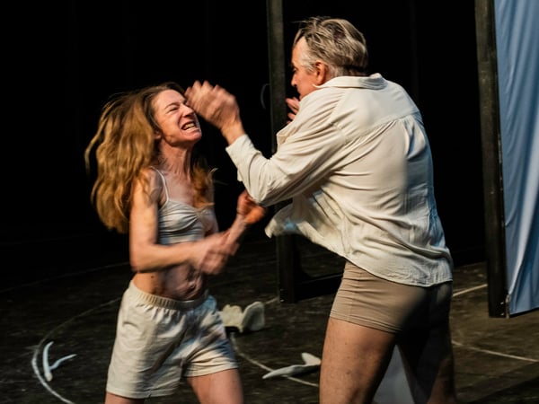 Probenfotos: "Antigone" von Sophokles, Regie: Johan Simons Probefoto Antigone am Berliner Ensemble
v.l. Kathleen Morgeneyer, Jens Harzer
© Jörg Brüggemann