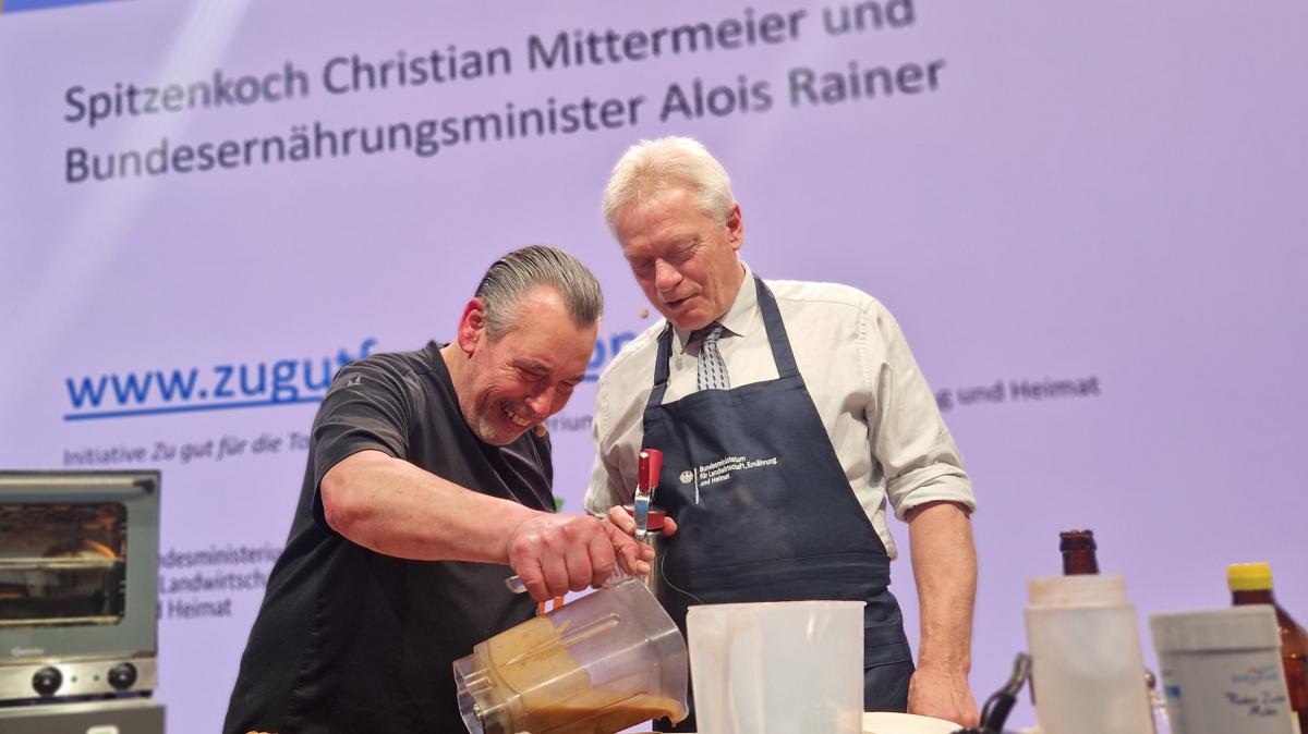 Alois Rainer und Christian Mittermeier kochen bei Live-Show