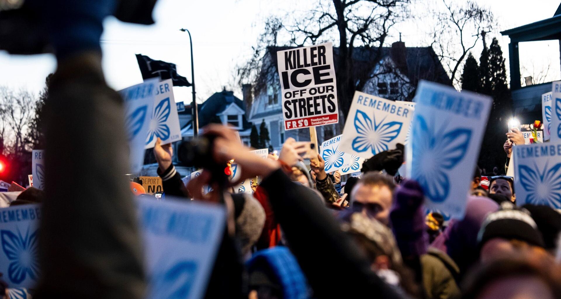 Minneapolis: Menschen nehmen an einem Protest und einer Mahnwache teil, nachdem ein Beamter der US-Einwanderungsbehörde ICE eine Frau erschossen hat.
