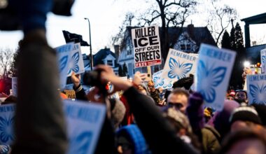 Minneapolis: Menschen nehmen an einem Protest und einer Mahnwache teil, nachdem ein Beamter der US-Einwanderungsbehörde ICE eine Frau erschossen hat.