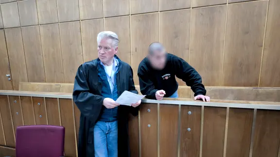 Ein Angeklagter steht neben seinem Anwalt vor dem Gericht in Hannover. | NDR, Yannic Wittenberg Ein Angeklagter steht neben seinem Anwalt vor dem Gericht in Hannover.