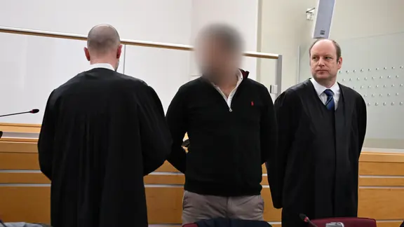 Der angeklagte Staatsanwalt (M) kommt in den Gerichtssaal im Landgericht Hannover. 