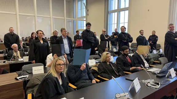 In einem Prozess um einme Kokainlieferung in Hamburg verberfgen die Angeklagten ihre Gesichter hinter Aktenordern. | NDR, Elke Spanner In einem Prozess um einme Kokainlieferung in Hamburg verberfgen die Angeklagten ihre Gesichter hinter Aktenordern.