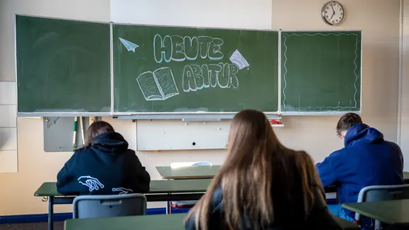 "Heute Abitur" steht auf einer Tafel im Klassenzimmer eines Gymnasiums. | picture alliance/dpa "Heute Abitur" steht auf einer Tafel im Klassenzimmer eines Gymnasiums.