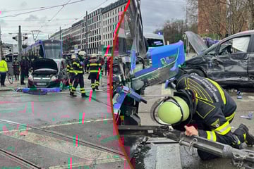 Tram erfasst Opel: Stundenlange Sperrung am Sendlinger Tor